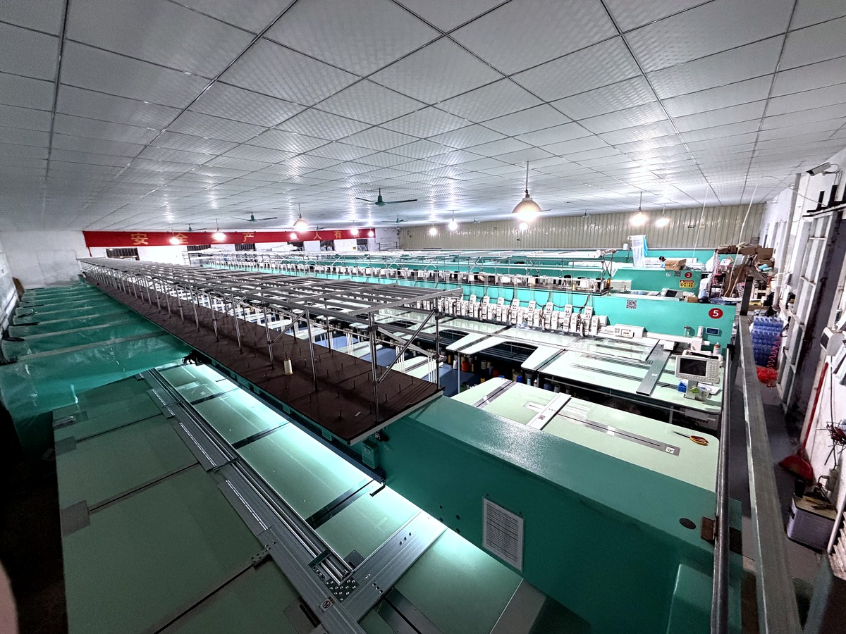 Wide embroidery machine workshop / 刺绣机车间全景